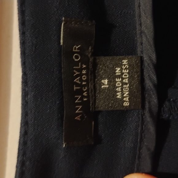 Navy blue tortoiseshell button, size 14 Ann Taylor crop slacks - Picture 5 of 5